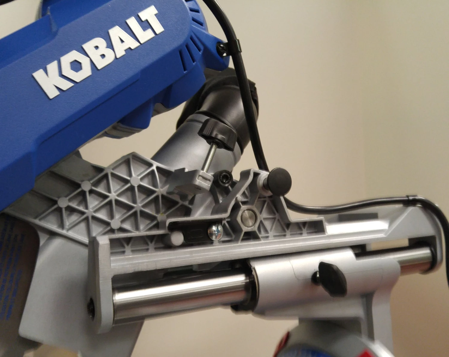 Kobalt Miter Saw Dual Bevel 15 Amp 12-In Sliding Corded Compound 9 Kobalt Miter Saw Dual Bevel 15 Amp 12-In Sliding Corded Compound - Image 7